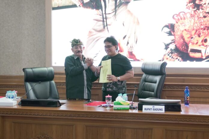Bupati Badung I Nyoman Giri Prasta menerima audiensi Wabup Karangasem I Wayan Artha Dipa bersama krama karangasem di Ruang Pertemuan Rumah Jabatan Bupati, Puspem Badung, Rabu (1/5/2024)