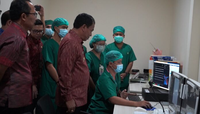 Pj Bupati Buleleng Ketut Lihadnyana saat melihat dan memastikan fasilitas di Cathlab RSUD Buleleng telah berfungsi maksimal setelah diresmikan