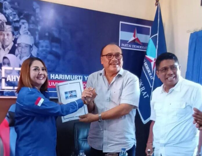 Sugawa Korry (tengah) diterima Ketua DPC Demokrat Buleleng Luh Gede Herryani (kanan) Maju di Pilkada Buleleng