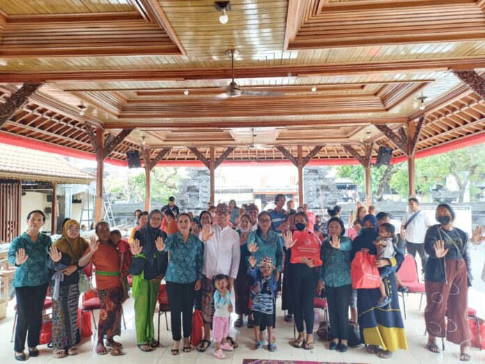 Penyerahan bantuan sembako dan Pemberian Makan Tambahan (PMT) untuk balita dan ibu hami di Kecamatan Denpasar Selatan