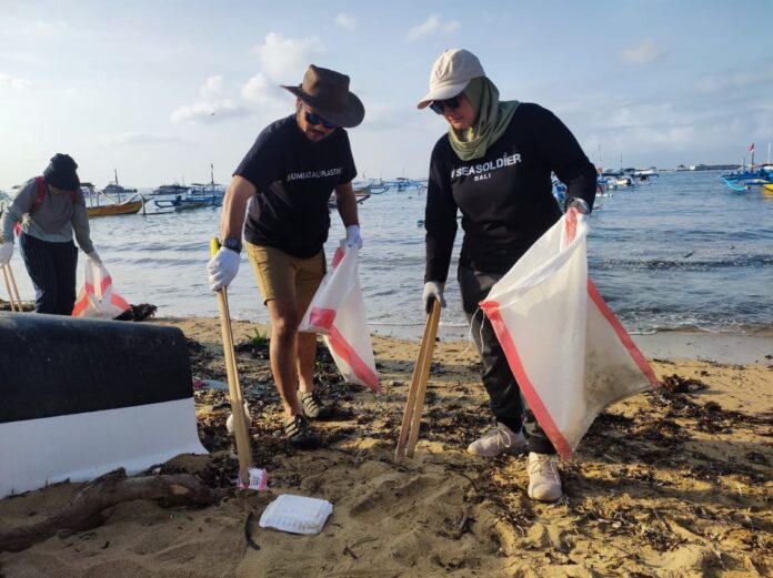 Inisiasi SayaPilihBumi, EIGER Adventure, dan Seasoldier menggelar Beach Clean Up yang berlangsung di Pantai Mertasari, Denpasar