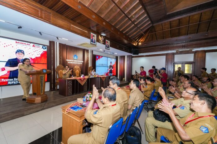 Bupati Nyoman Giri Prasta saat membuka Bimtek Aparatur Pemerintah Desa dan Kelurahan se-Kecamatan Kuta Selatan sekaligus launching Inovasi Rajapala, di Aula Kantor Camat Kuta Selatan, Senin (27/5/2024)