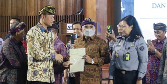 Kabupaten Jembrana ditetapkan sebagai kabupaten lengkap dalam kegiatan implementasi layanan elektronik se-Provinsi Bali dan Peluncuran Mobil Layanan Elektronik di gedung Wiswa Sabha Kantor Gubernur Bali