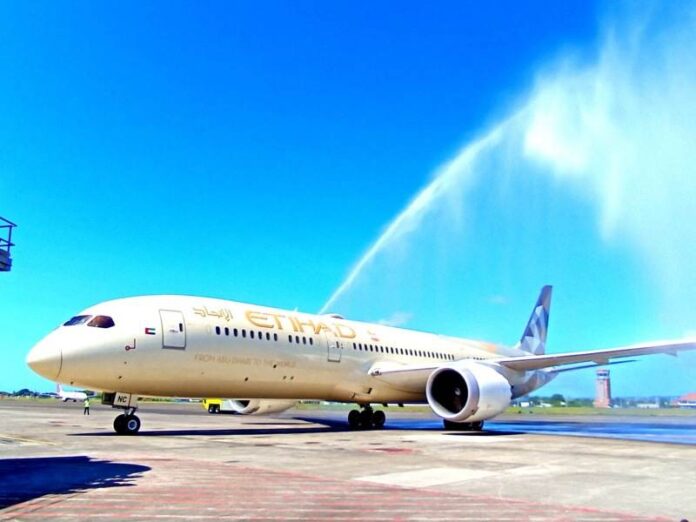 Etihad Airways saat mendarat perdana di Bandara Internasional I Gusti Ngurah Rai
