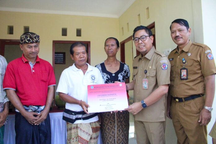 Wakil Wali Kota Denpasar, I Kadek Agus Arya Wibawa menyerahkan secara resmi Bantuan Rumah Layak Huni atau Program Bedah Rumah kepada masyarakat di beberapa wilayah Kota Denpasar