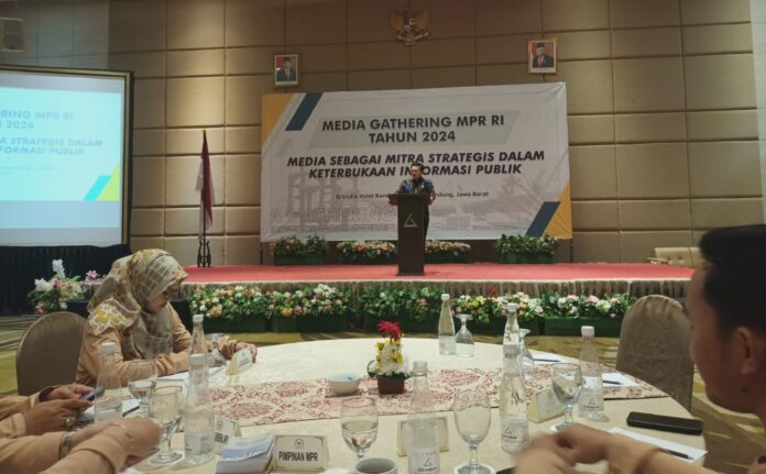 Wakil Ketua Majelis Permusyawaratan Rakyat (MPR) RI, Fadel Muhammad pada acara Media Gathering MPR RI bertema 'Media Sebagai Mitra Strategis Dalam Keterbukaan Informasi Publik' di Bandung, Jawa Barat, Jumat (7/6/2024) malam. (Foto: MPR RI)