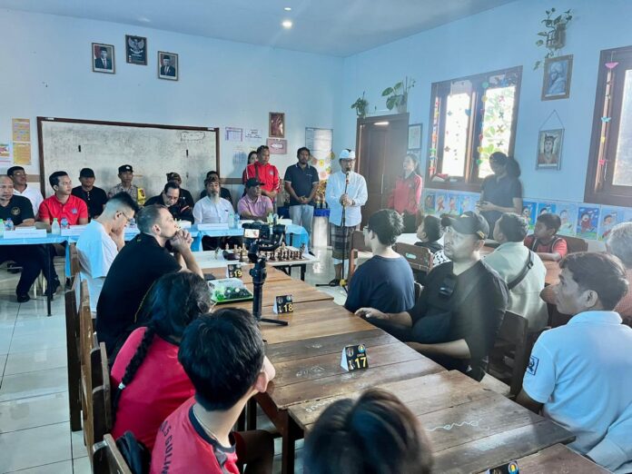 Sekda Adi Arnawa membuka Kejuaraan Catur Terbuka dan Pelajar 2024 di SD No 1 Gulingan, Mengwi, Minggu (16/6/2024)