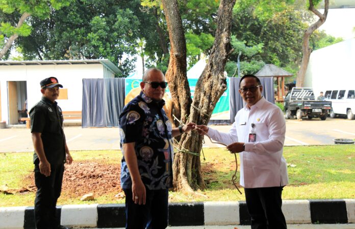 Ketua DPD RI AA LaNyalla Mahmud Mattalitti saat menyerahkan hewan qurban kepada Sekretaris Jenderal DPD RI Rahman Hadi di halaman Gedung DPD RI, Rabu (19/6/2024). (Foto: DPD RI)