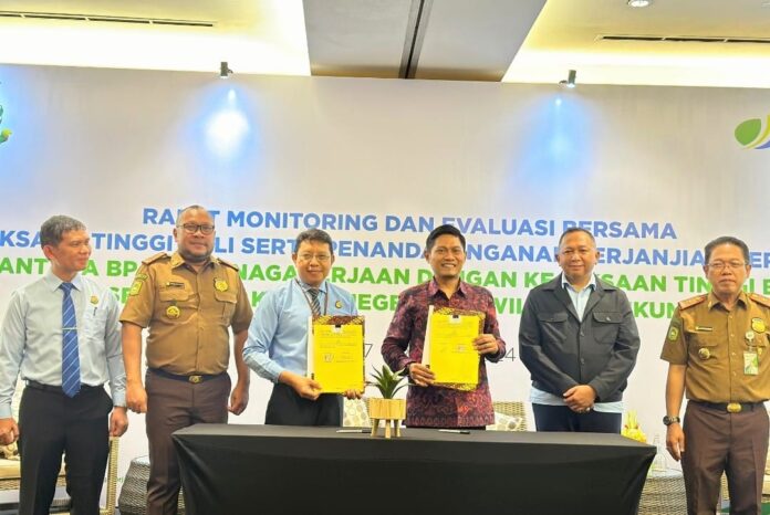 BPJS Ketenagakerjaan memberikan penghargaan kepada Kejari Gianyar atas prestasinya menegakkan kepatuhan jaminan sosial ketenagakerjaan