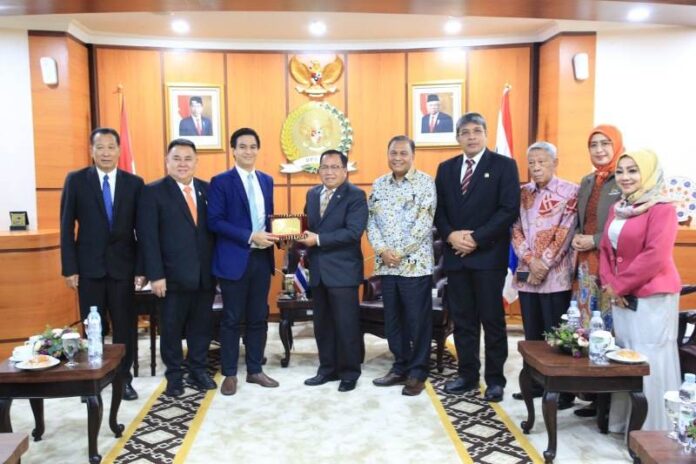 Ketua BKSP DPD RI, Darmansyah Husein bersama delegasi Ketua Komisi Pembangunan Politik, Komunikasi Massa, dan Partisipasi Publik Dewan Perwakilan Rakyat Thailand, di Gedung DPD RI, Jakarta, Rabu (26/7/2024). (Foto: DPD RI)
