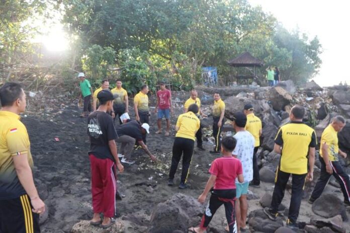 Polres Jembrana mengadakan kegiatan bakti sosial yang bertempat di konservasi penyu Kurma Asih, pantai Perancak serangakian Hari Bhayangkara ke-78