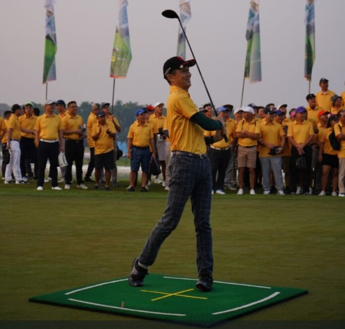 Daisuke Ejima, selaku Direktur Utama Danamon membuka secara simbolis Danamon Golf Event 2024 dengan melakukan Tee-Off.