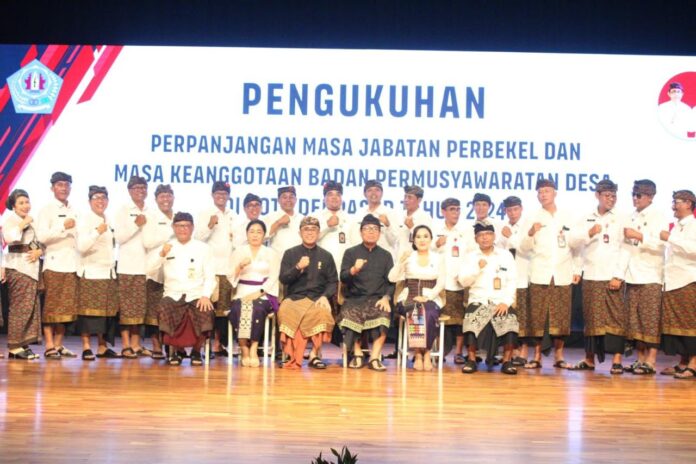 Pengukuhan perpanjangan Masa Jabatan Perbekel dan Badan Permusyawaratan Desa (BPD) di Kota Denpasar yang dilaksanakan di Gedung Dharma Negara Alaya Kota Denpasar