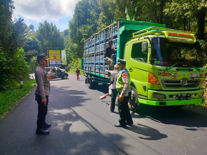 Kapolsek Sukasada Kompol Nyoman Adika saat mendatangi lokasi Lakalantas antara minibus dengan truk di Kilometer 13,5 Jalan Singaraja-Denpasar tepatnya di Banjar Dinas Wirabuana, Desa Gitgit, Kecamatan Sukasada, Buleleng