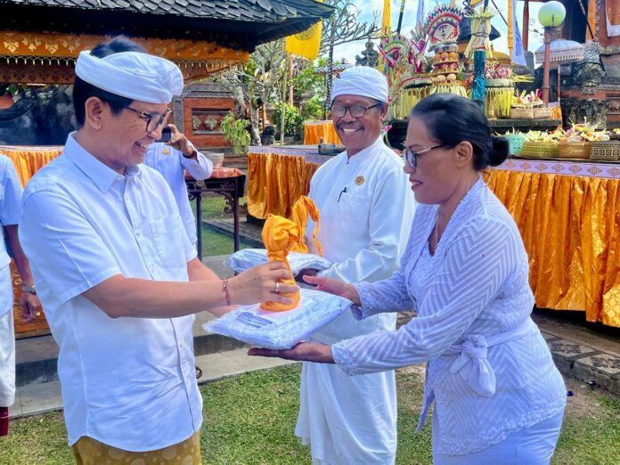 Sekda I Wayan Adi Arnawa bersama Nyonya Rasniathi Adi Arnawa saat persembahyangan bersama Hari Saraswati di Pura Lingga Bhuwana, Puspem Badung, Sabtu (13/7/2024)