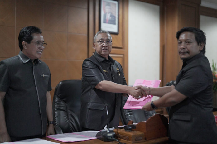 Ketua DPRD Badung I Putu Parwata, Senin (15/7/2024), memimpin rapat paripurna internal membahas tiga rancangan peraturan daerah (Ranperda) di kantor DPRD Badung