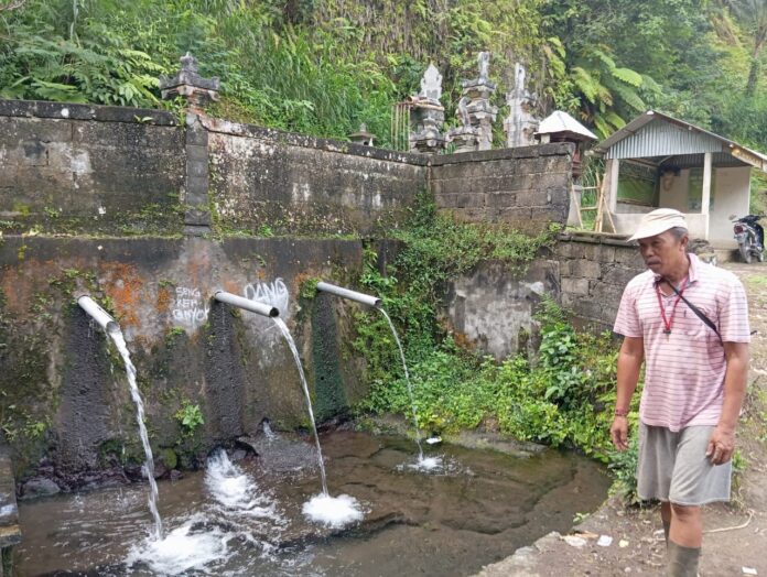 Pengelukatan Toya Jinah di Banjar Pedukuhan, Rendang, Karangasem yang dipercaya bisa mendatangkan rejeki dan kemakmuran