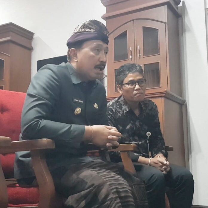Pj Bupati Klungkung, I Nyoman Jendrika saat berikan penjelasan pada media