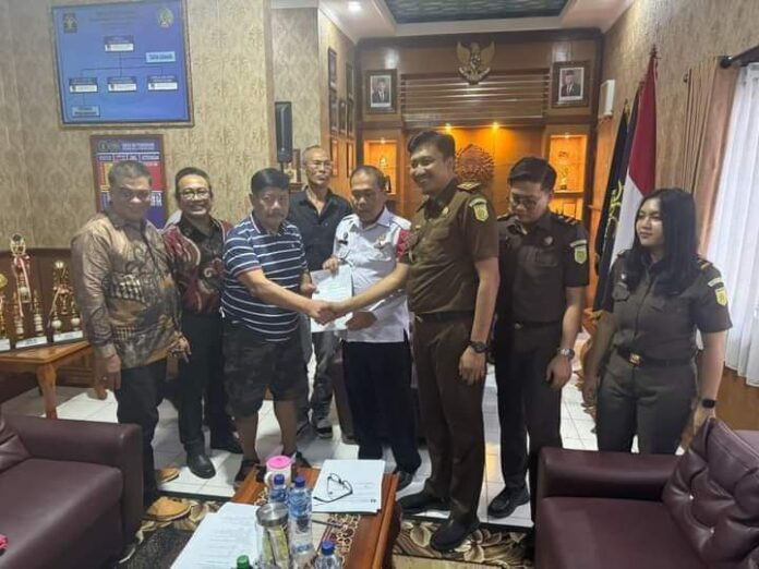 Mantan bupati Jembrana periode 2000- 2010, I Gede Winasa saat keluar dari Rutan Kelas ll B Negara