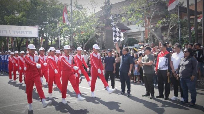 Pelaksanaan lomba gerak jalan antar sekolah dalam rangka memperingati Hari Ulang Tahun (HUT) ke-79 Republik Indonesia dan HUT ke-129 Kota Negara