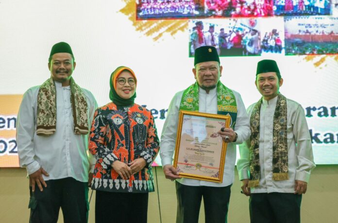 Ketua DPD RI, AA LaNyalla Mahmud Mattalitti pada acara Dewan Adat Badan acara pembukaan Rapat Kerja (Raker) I dan Anugerah Gelar Kehormatan Abang Mpok Betawi yang diselenggarakan Dewan Adat Badan Musyawarah (Bamus) Betawi di Gedung Vokasi Kementerian Tenaga Kerja, Sabtu (3/8/2024). (Foto: DPD RI)