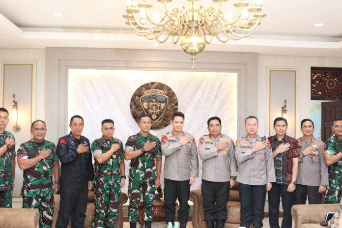 Kapolda Bali Irjenpol Daniel Adityajaya, S.H., S.IK., M.Si berkunjung ke Kodam IX/Udayana untuk bertemu Pangdam IX/Udayana Mayor Jenderal TNI Bambang Trisnohadi dan jajaran Kodam IX/Udayana
