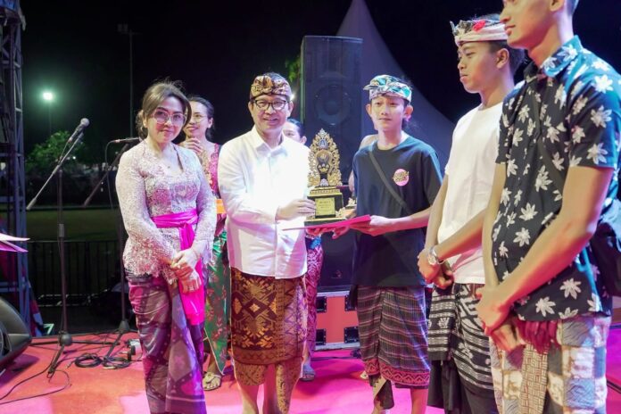 Sekda Badung I Wayan Adi Arnawa saat menutup secara resmi acara Pesta Rakyat Kelurahan Abianbase Tahun 2024 di Lapangan Umum Abianbase, Kamis (15/8/2024)