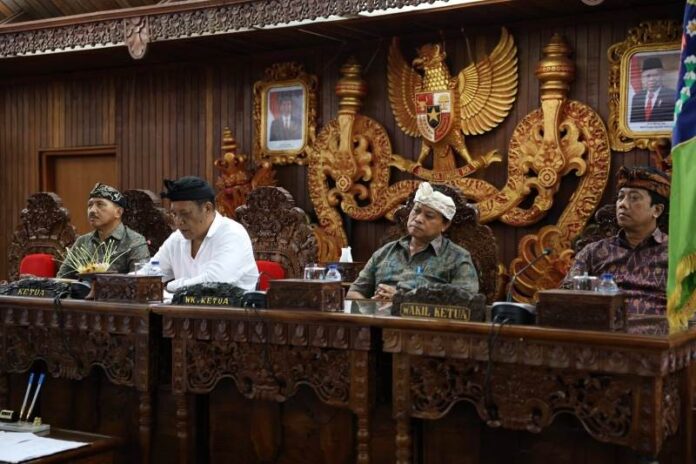 Pelaksanaan sidang Paripurna DPRD Klungkung terkait penandatanganan Nota Kesepakatan Bersama Kebijakan Umum Anggaran Pendapatan dan Belanja Daerah dan Prioritas dan Plafon Anggaran Sementara (KUA-PPAS) Tahun Anggaran 2025 yang berlangsung di gedung DPRD Klungkung
