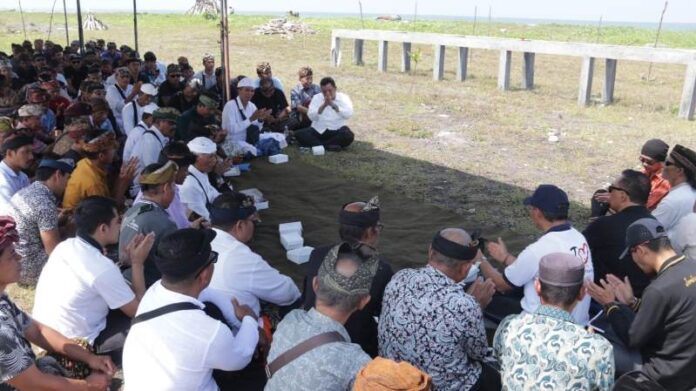 Bupati Jembrana, I Nengah Tamba saat mensosialisasikan penataan tempat melasti di Desa Pulukan