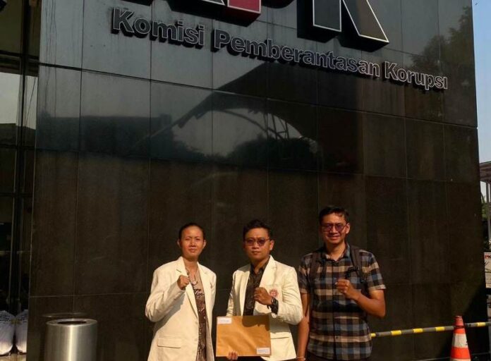 Tim Hukum KMHDI yang dipimpin oleh I Gde Sandy Satria mendatangi Komisi Pemberantasan Korupsi (KPK) untuk berkonsultasi terkait pembuatan laporan dugaan korupsi di dalam tubuh Dirjen Bimas Hindu Kemenag RI, Jumat (20/9/2024). (Foto: KMHDI)
