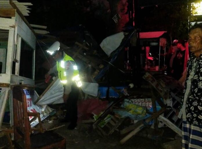 Loket penjualan tiket penyeberangan di dekat kantor Karantina Pertanian Gilimanuk hancur ditabrak truk