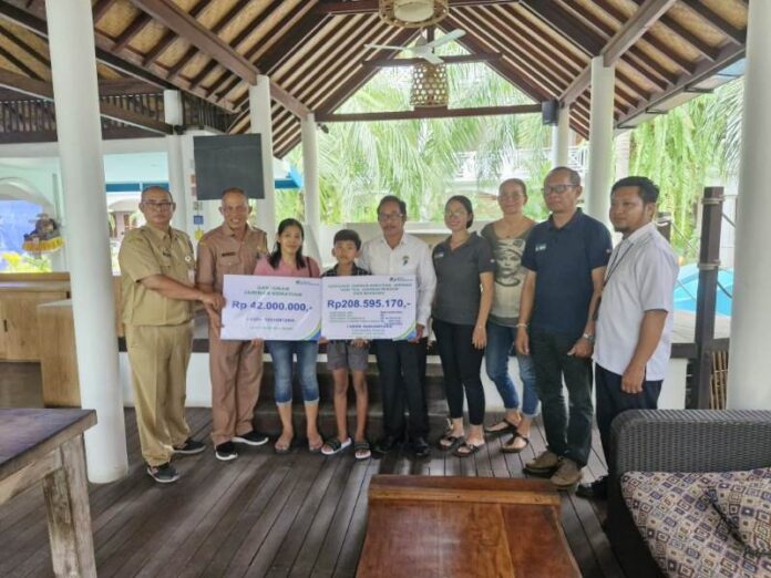 BPJS Ketenagakerjaan Kantor Cabang Karangasem menyerahkan santunan kepada Ahli waris I Gede Sudiantara yang bekerja di PT Padang Bai Santai Resort (OK DIVERS)
