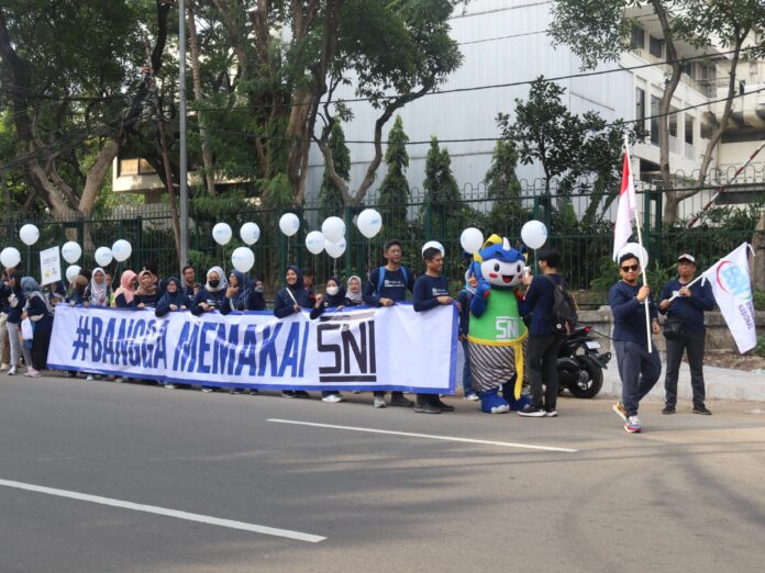 Badan Standardisasi Nasional (BSN) turun ke jalan melakukan kampanye sosialisasi SNI. (dok. humas)