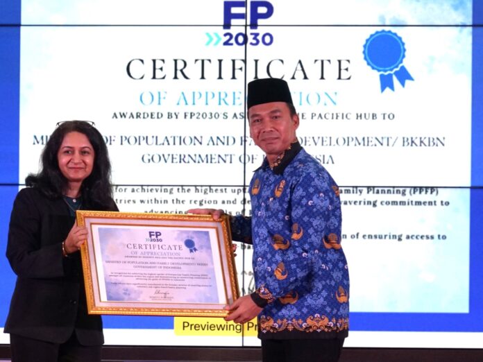 Managing Director FP2030 Asia Pacific Hub: Dr. Sumita Banarjee menyerahkan penghargaan Internasional kepada Menteri Kependudukan dan Pembangunan Keluarga/Kepala BKKBN Dr Wihaji.