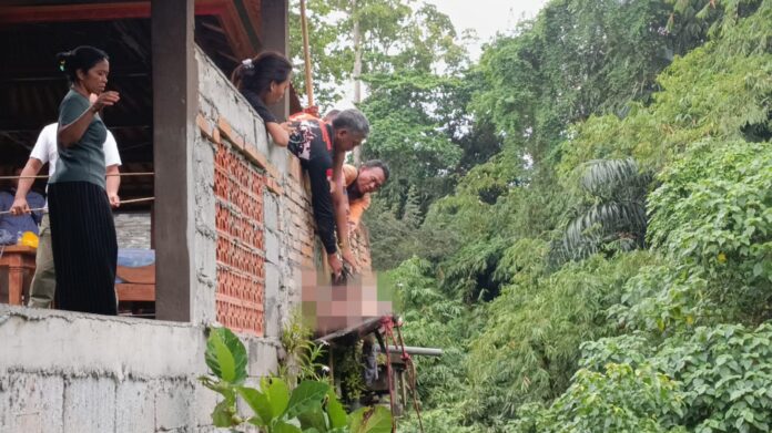 Diduga mengalami depresi, VV,34, seorang bule pria berkewarganegaraan Rusia meloncat ke jurang sedalam 30 meter di Sungai Bebengan kawasan Jalan Raya Ubud, Desa Peliatan, Kecamatan Ubud, Kabupaten Gianyar, Minggu (1/12/2024) sore