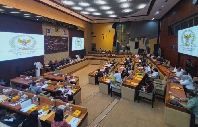 Rapat kerja antara Komisi II DPR RI dengan Kementerian Dalam Negeri (Kemendagri) RI, Komisi Pemilihan Umum (KPU) RI, Badan Pengawas Pemilu (Bawaslu) RI, dan Dewan Kehormatan Penyelenggaraan Pemilu (DKPP) di ruang rapat Komisi II DPR RI, Gedung Nusantara, Komplek Parlemen, Senayan, Jakarta, Rabu (4/12/2024). (Foto: balipuspanews.com)