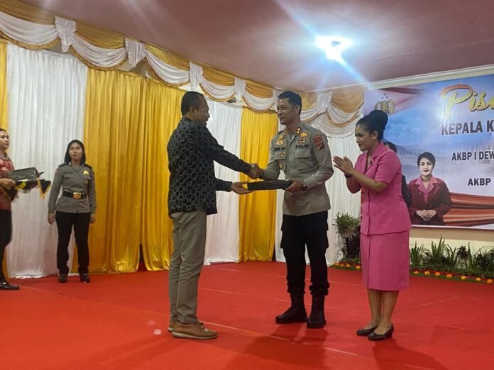 Ketua DPRD Bangli I Ketut Suastika saat menghadiri acara pisah sambut Kapolres Bangli. (Foto: Istimewa)