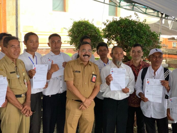 Sekda Karangasem Sedana Merta saat memastikan test P3K hari pertama di Kampus Politeknik Pariwisata Nusa Dua berjalan lancar