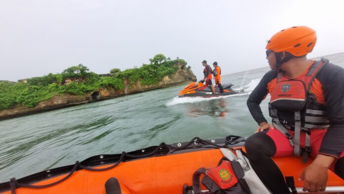 Tim gabungan Basarnas saat melakukan pencarian korban ANO,25, yang dikabarkan hilang saat mandi di Pantai Balangan, Desa Pecatu, Kuta Selatan, pada Minggu (15/12/2024) sekitar pukul 16.34 WITA