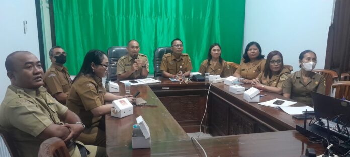 Disnaker Gianyar sosialisasikan UMK 2025 secara daring dari ruang Diskominfo