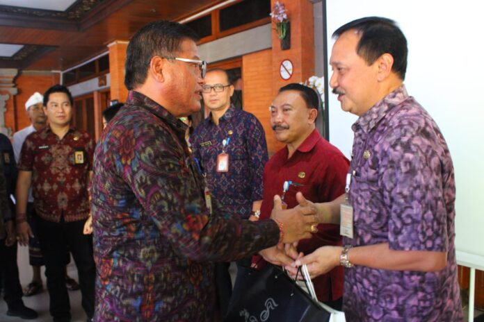 Pelepasan purna tugas dua asisten Sekretariat Daerah Kota Denpasar, yakni Asisten Pemerintahan dan Kesejahteraan Rakyat, I Made Toya, serta Asisten Administrasi Umum, Dewa Nyoman Semadi, di lingkungan Kantor Wali Kota