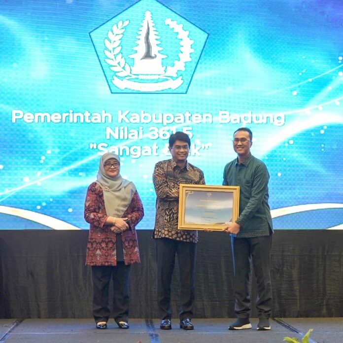Pj Sekda Badung IB. Surya Suamba menerima Penghargaan Kategori Penerapan Sistem Merit Manajemen ASN di Pullman Central Park Ballroom 3.L Floor, Tanjung Duren Selatan, Grogol Petamburan, Jakarta Barat, Kamis (19/12/2024)