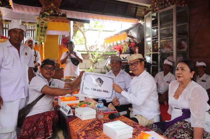 Wabup Ketut Suiasa saat menghadiri Karya Ngenteg Linggih, Wraspati Kalpa Alit Pura Taman Suci, Banjar Taman, Desa Adat Tegal, Desa Darmasaba, Kecamatan Abiansemal, Rabu (8/1/2024)