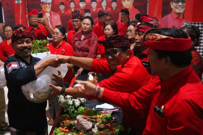 Perayaan Hari Ulang Tahun (HUT) ke-52 Partai Demokrasi Indonesia Perjuangan (PDI Perjuangan) yang diadakan secara daring bersama DPP PDI Perjuangan di Kantor Sekretariat DPC PDI Perjuangan Kabupaten Tabanan
