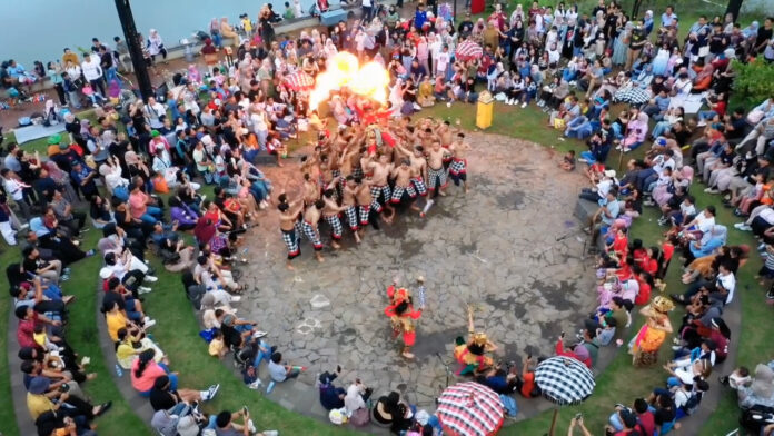 Ratusan Teman Jelajah, sebutan bagi pengunjung TMII (Taman Mini Indonesia Indah) memadati lokasi pertunjukan Tari Kecak yang disuguhkan Anjungan Bali dan Banhub (Badan Penghubung) Pemerintah Provinsi Bali yang mempersembahkan Tari Kecak “Subali Antaka” atau gugurnya Subali menyambut Hari Raya Siwa Ratri. (Foto: Banjar Bekasi)