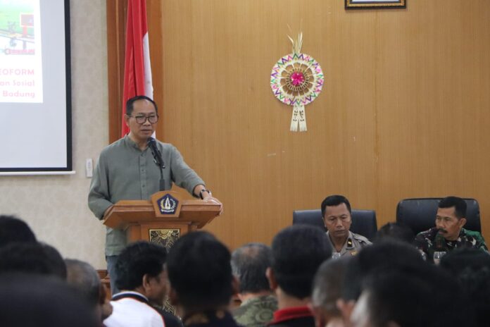 Wabup Ketut Suiasa menghadiri Rakor dan Sosialisasi Pendataan Kesejahteraan Sosial di Ruang Rapat Kantor Camat Kuta Utara, Jumat (31/1/2025)