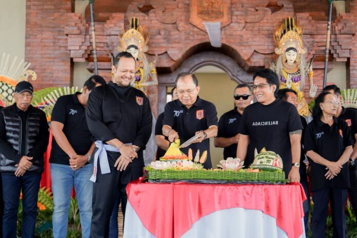 Bupati Badung I Nyoman Giri Prasta saat menghadiri peringatan HUT Ke-70 PSPS Bakti Negara di Pusat Latihan Bakti Negara, Lingkungan Negara Kelod, Kelurahan Sading, Mengwi, Sabtu (1/2/2025)