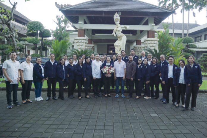 Wakil Bupati Badung I Ketut Suiasa menghadiri acara Pelantikan Pengurus Perhimpunan Konselor VCT HIV Indonesia (PKVHI) Cabang Badung periode 2024-2029 di Rumah Jabatan Wakil Bupati Badung, Puspem Badung, Sabtu (1/2/2025)