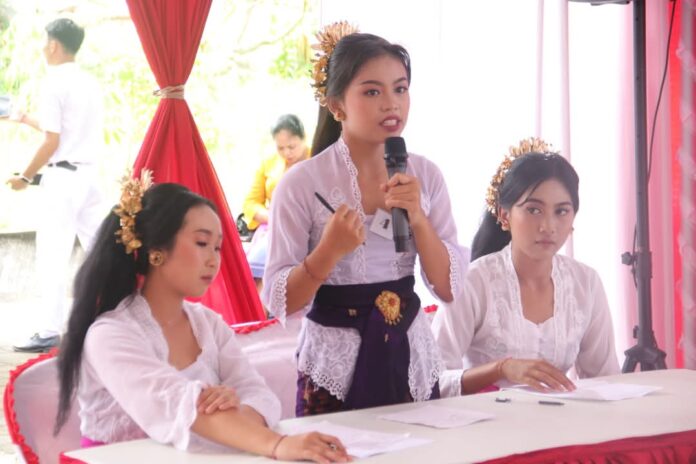 Nampak siswa sedang mengikuti perlombaan dalam rangkaian bulan bahasa Bali tahun 2024 yang digelar Dinas Kebudayaan Kabupaten Buleleng