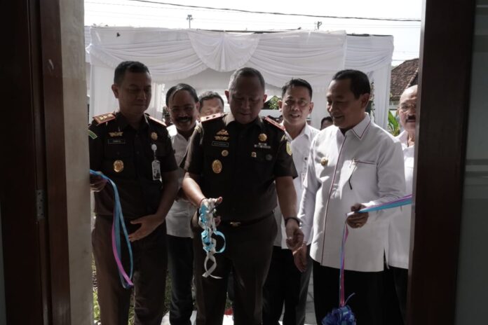 Kejati Bali resmikan Posko Perwakilan Kejaksaan RI di areal Pelabuhan Padangbai, Manggis, Karangasem